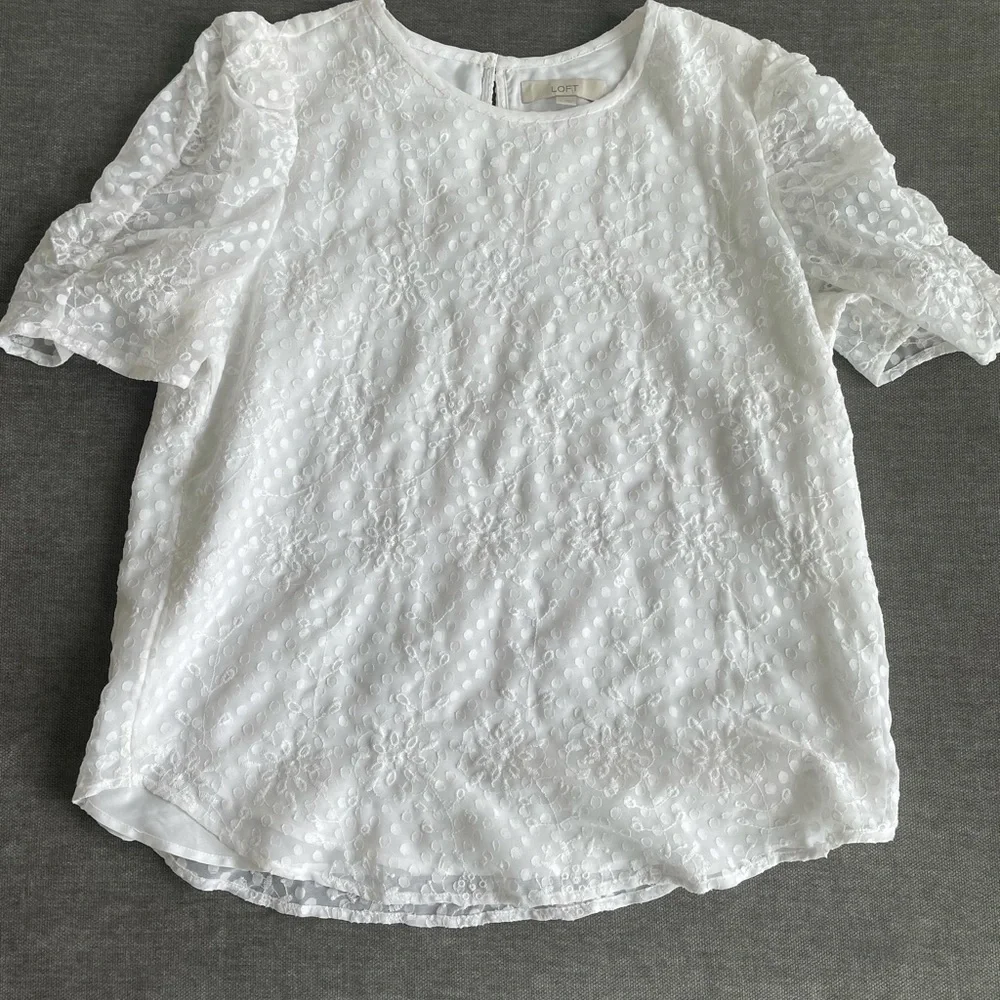 NWOT Super cute Loft blouse with puff sleeves! - Picture 6 of 10